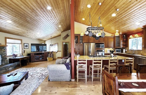 Tahoe Sierra Estates Haus | Steeple Retreat - 3 bedroom, 2.5 bath - close to Tahoe City