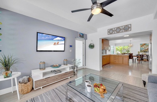 Birch Park Finger Streets Haus | Steps from Beach | Heated Pool | Gulf Stream Key | RESlDENCES