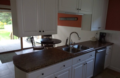 Tomahawk Haus | Nur wenige Schritte vom Strand, dem Schneemobilweg und dem Bootsanleger entfernt. zu fuß in die innenstadt.