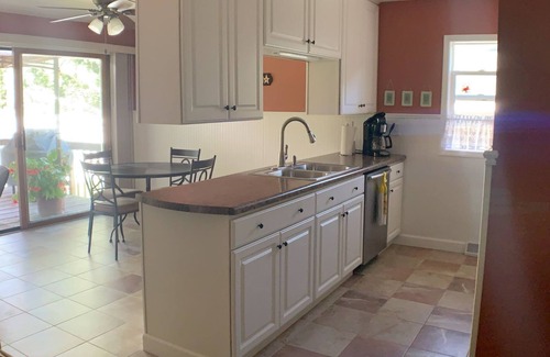 Tomahawk Haus | Nur wenige Schritte vom Strand, dem Schneemobilweg und dem Bootsanleger entfernt. zu fuß in die innenstadt.