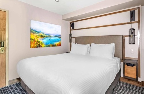 South Lake Tahoe Hotel | Steps from Heavenly: Spacious Hotel w/ Pool, Tennis & Mountain Charm