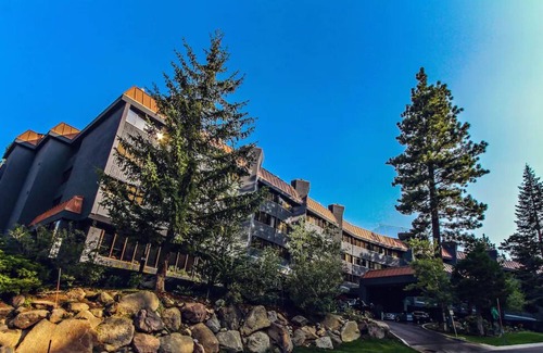 South Lake Tahoe Hotel | Steps from Heavenly: Spacious Hotel w/ Pool, Tennis & Mountain Charm