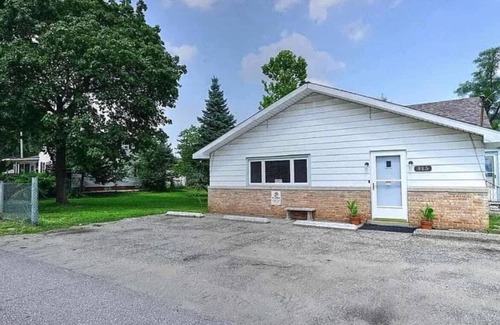 Roseland Haus | Steps from Notre Dame, complete with workout studio and hot tub for your use!