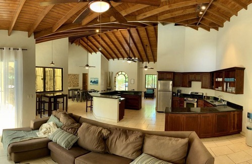 Playa Negra Villa | 6-Bd Ferienhaus mit Pool in Wohnanlage. Schritte zum legendären Surf Break