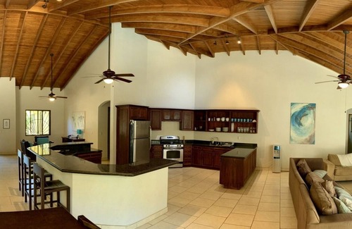 Playa Negra Villa | 6-Bd Ferienhaus mit Pool in Wohnanlage. Schritte zum legendären Surf Break