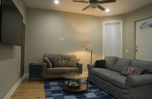 Rush and Division Wohnung | Steps to Mag Mile, 2 BD, fast Wi-Fi, W&D