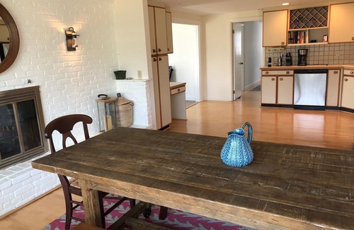 Falmouth Haus | Schritte zum Ocean Beach, zu Fuß nach Falmouth Village, renoviert!