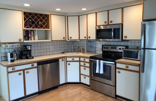 Falmouth Haus | Schritte zum Ocean Beach, zu Fuß nach Falmouth Village, renoviert!