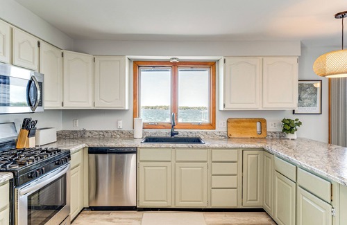 Powers Lake Haus | Steps to Powers Lake: Wisconsin Family Home