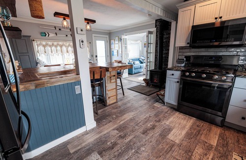 Ocean Bluff-Brant Rock Hütte | STEPS to Private Beach-7 Beds, 11 guests, Pool, Fenced Yard, River access