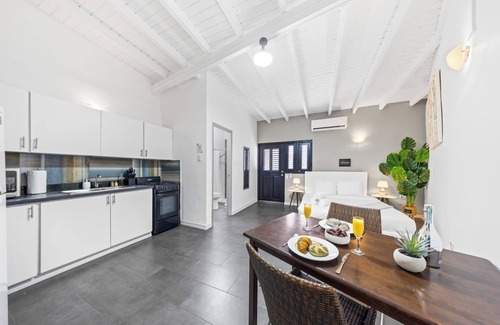 Esmeralda Wohnung | Steps to the Beach | Stylish Equipped Getaway | Perfect For Two.