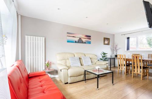 Shephall Haus | Stevenage Contractors x8 New 3 bedroom House Free Wifi, Parking, Towels all inclusive & Large Garden
