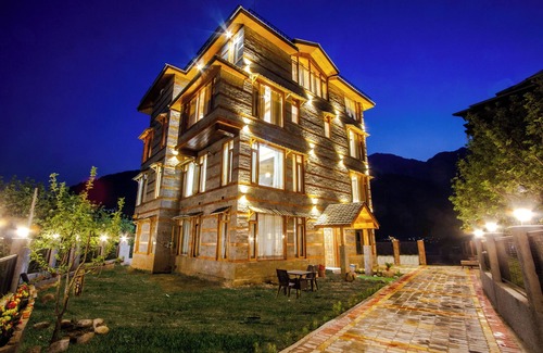 Manali Skihütte | Stone and wood cosy chalet admist apple garden with a beautiful law