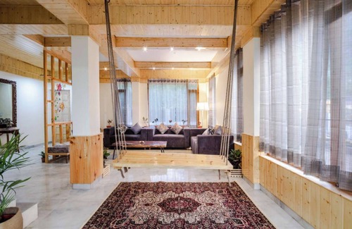 Manali Skihütte | Stone and wood cosy chalet admist apple garden with a beautiful law
