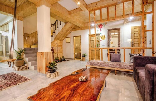 Manali Skihütte | Stone and wood cosy chalet admist apple garden with a beautiful law