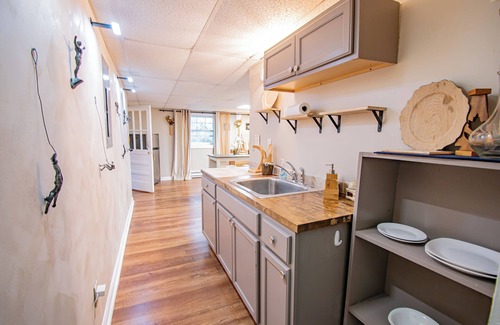 Stone Mountain Wohnung | Stone Mountain retreat w/ private entry, rustic charm & near local sights!