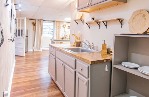 Stone Mountain Wohnung | Stone Mountain retreat w/ private entry, rustic charm & near local sights!