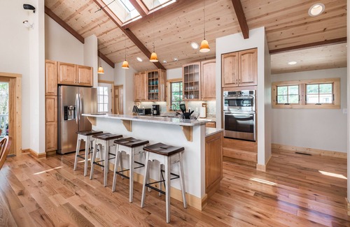 Piney Island Haus | Dieses brandneue Haus verfügt über 4 Schlafzimmer mit eigenem Balkon und einen erstaunlichen offenen Grundriss.