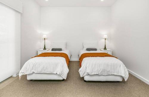 Port Elliot Haus | Strangeways Stays -Slps 10 4 Bdrm Oceanview
