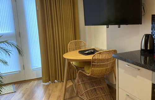 Yeovil Wohnung | Apartamento-Baño con ducha-Vista al campo-1st Floor