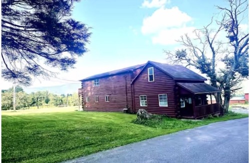 Warfordsburg Kabine | Streamside Haven at 70 Acres Valley Retreat