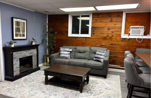 Warfordsburg Kabine | Streamside Haven at 70 Acres Valley Retreat