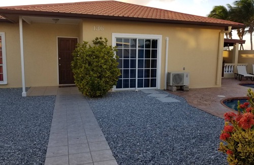 Noord Villa | Stress Free relaxing private villa with pool, 5 min to Beach, dining