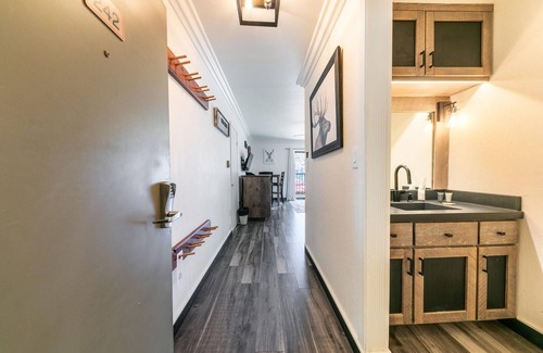 Truckee Eigentumswohnung | Striking King Studio w/Partial Lake View #242 at Donner Lake Village