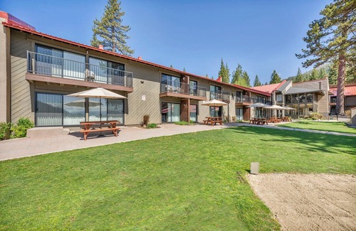 Truckee Eigentumswohnung | Striking King Studio w/Partial Lake View #242 at Donner Lake Village