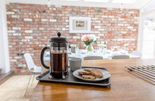 Riverside Haus | Stroll To The City Centre In From Chic Refurbished Townhouse