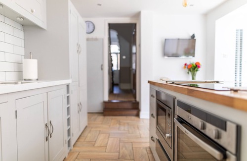 Riverside Haus | Stroll To The City Centre In From Chic Refurbished Townhouse