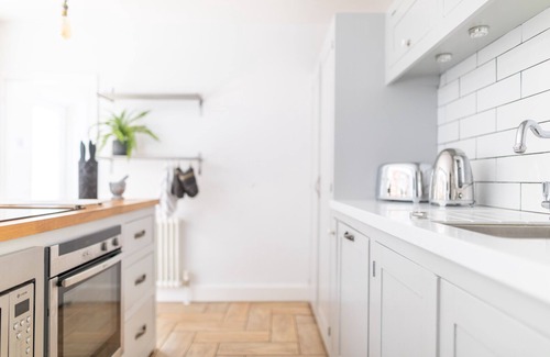 Riverside Haus | Stroll To The City Centre In From Chic Refurbished Townhouse