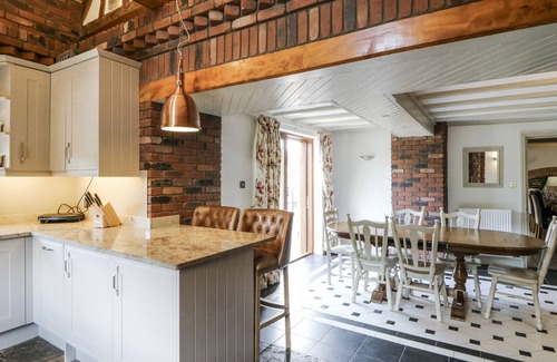 Tirabad Hütte | STUD FARM HOUSE, pet friendly, luxury holiday cottage in Knighton