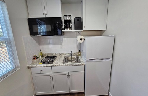 Lebanon Wohnung | Studio #1 at Bennettscape Lodge with WiFi and AC by Bennett Spring State Park