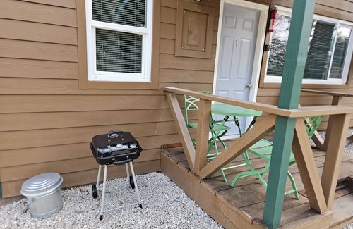 Lebanon Wohnung | Studio #1 at Bennettscape Lodge with WiFi and AC by Bennett Spring State Park