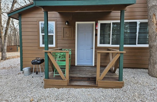 Lebanon Wohnung | Studio #1 at Bennettscape Lodge with WiFi and AC by Bennett Spring State Park