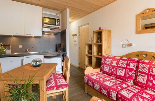 Mijoux Wohnung | TAV13-Studio-Eigenes Badezimmer-Strassenblick