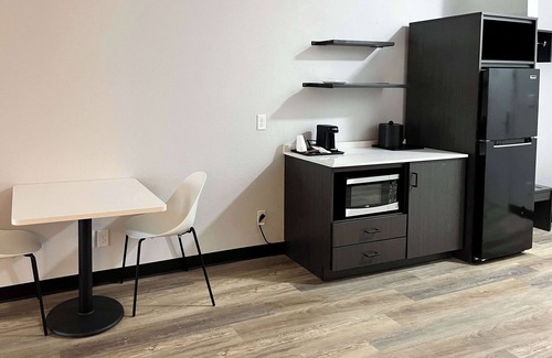 Elkhart Hotel | Studio 6 Suites – Elkhart, In