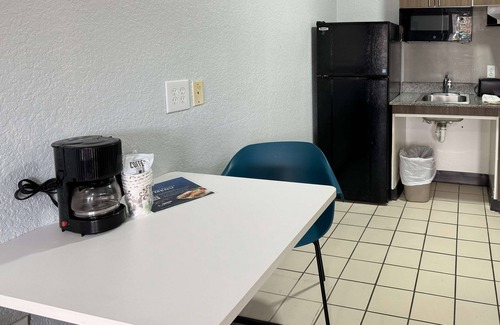 West Palm Beach Hotel | Studio 6 West Palm Beach, FL