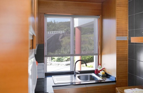 Calheta de Nesquim Wohnung | Studio Apartment 'Casa Da Vigia Estúdio Vista Mar' with Sea View, Private Garden and Wi-Fi