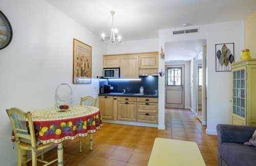 Fayence Wohnung | Ferienwohnung 'Domaine De Fayence' mit Gemeinschaftspool, WLAN und Klimaanlage