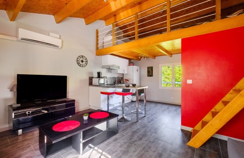 Bouyon Wohnung | Studio Apartment 'Entre Mer Et Montagne' with Mountain View