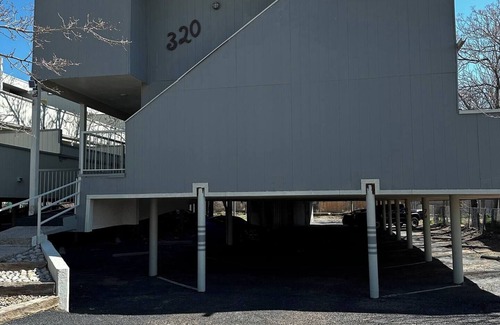 University Heights Wohnung | Studio Apartment w/balcony near Nob Hill, UMM and downown.