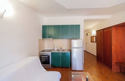 Centar Wohnung | Studio Apt for 3 w/ Balcony – Walking Distance to Beach No. 8