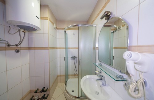 Centar Wohnung | Studio Apt for 3 w/ Balcony – Walking Distance to Beach No. 8