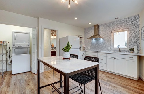 Downtown Dunedin Wohnung | Studio Apt w/ Private Balcony Overlooking Downtown Main St