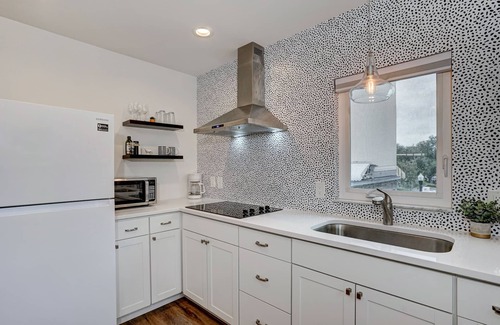 Downtown Dunedin Wohnung | Studio Apt w/ Private Balcony Overlooking Downtown Main St