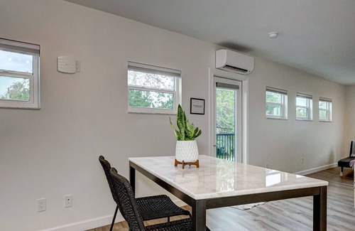 Downtown Dunedin Wohnung | Studio Apt w/ Private Balcony Overlooking Downtown Main St