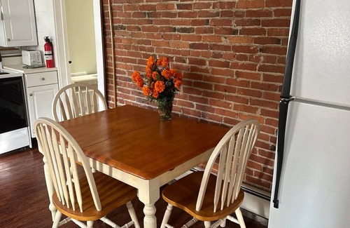 Peterborough Wohnung | Studio Apt with Full Kitchen. 1 minute stroll over picturesque bridge into town.