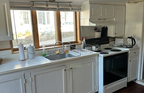 Peterborough Wohnung | Studio Apt with Full Kitchen. 1 minute stroll over picturesque bridge into town.